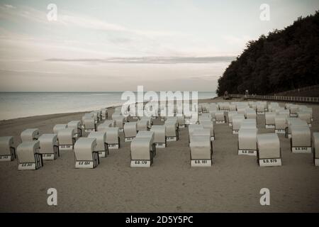 Germania, Meclemburgo-Pomerania occidentale, Ruegen, Sellin, sdraio con cappuccio al crepuscolo Foto Stock