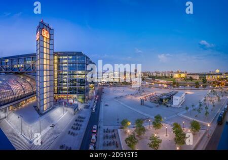 Germania Berlino, la stazione centrale e Washingtonplatz al crepuscolo Foto Stock