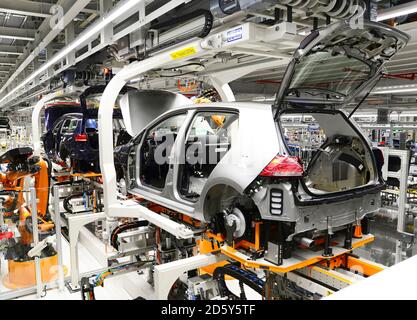 La produzione di vetture VW in una fabbrica Foto Stock