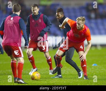 Birmingham City di Marc Roberts si riscalda prima della partita Foto Stock