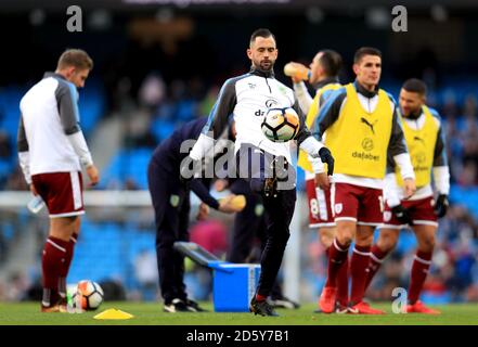 Steven Defour di Burnley durante il riscaldamento prima del calcio d'inizio Foto Stock