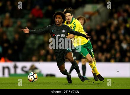 Chelsea's Willan (a sinistra) e Norwich City's Timm Klose (a destra) battaglia per la sfera Foto Stock