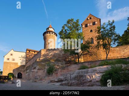 Germania, Baviera, Franconia centrale, Norimberga, Castello Imperiale, Sinwell Tower e Walburgis Chapel Foto Stock