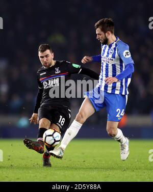 James McArthur (a sinistra) e Brighton & Hove Albion's. Davy Propper battaglia per la palla Foto Stock