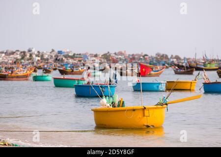 Il Vietnam, Binh Thuan Provincia, Mui Ne, Thung Chai, cestello rotondo barche Foto Stock