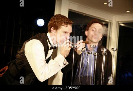 l-r: Benedetto Cumberbatch (Eisenring), Will Keen (Biedermann) negli ARSONISTI di Max Frisch al Jerwood Theatre al piano inferiore, Royal Court Theatre, Londra SW1 06/11/2007 in una nuova traduzione di Alistair Beaton design: Anthony Ward regista: Ramin Gray Foto Stock