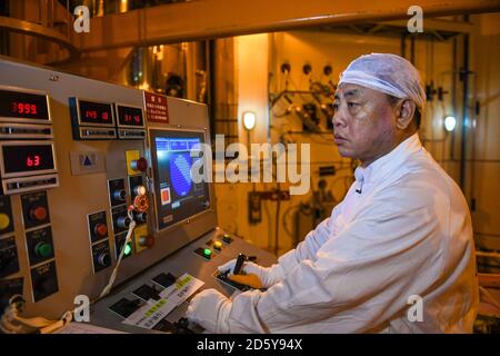 (201014) -- SHENZHEN, 14 ottobre 2020 (Xinhua) -- Qiao Sukai gestisce gli impianti durante la sostituzione degli impianti di alimentazione presso la centrale nucleare di Dayawan a Shenzhen, nella provincia di Guangdong, nella Cina meridionale, il 12 aprile 2019. Ogni 18 mesi, la centrale nucleare di Dayawan deve essere sottoposta a sostituzione dei gruppi di combustibile, che è uno dei momenti più importanti per la centrale nucleare. Decine di ingegneri sono divisi in quattro turni e azionano l'apparecchiatura giorno e notte quando il reattore viene spento. Il loro leader, Qiao Sukai, si occupa di combustibile nucleare dal luglio 1993, quando il nucleare Foto Stock