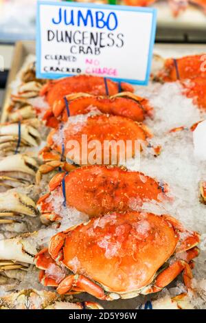 USA, Washington state, Seattle, Pike Place Fish Market, Dungeness granchi allo stand del mercato Foto Stock