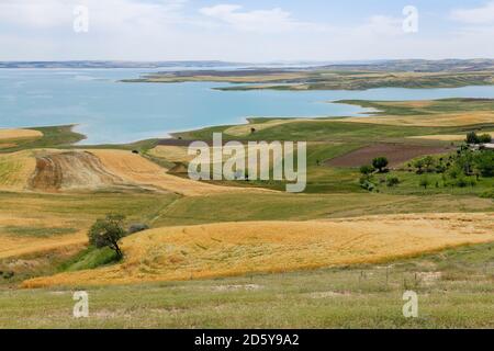 Turchia, Anatolia, Anatolia Sud-Est, Provincia di Adiyaman, Akpinar, Vista alla diga del lago artificiale Atatuerk Foto Stock