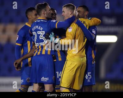 Dean Henderson celebra il portiere della città di Shrewsbury con Alex Rodman (23) dopo aver salvato la penalità per aiutare a vincere in punizione sparare-out over Blackpool Foto Stock