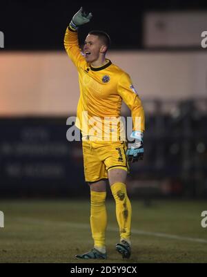 Dean Henderson, portiere della città di Shrewsbury, festeggia dopo aver salvato la pena Contribuite a vincere in punizione sparare-out su Blackpool Foto Stock