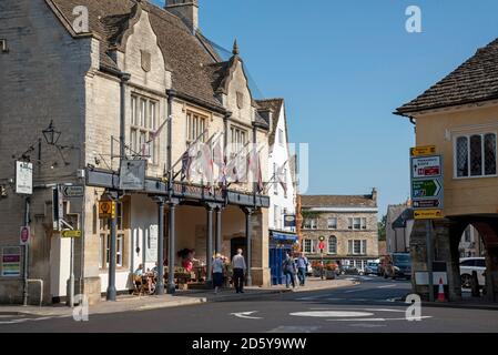 Tetbury, Gloucestershire, Inghilterra, Regno Unito. 2020. L'hotel Snooty Fox si trova di fronte alla Market House, nel centro di Tetbury, Gloucestershire, Regno Unito Foto Stock