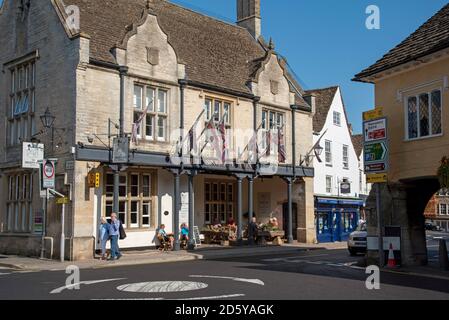 Tetbury, Gloucestershire, Inghilterra, Regno Unito. 2020. L'hotel Snooty Fox si trova di fronte alla Market House, nel centro di Tetbury, Gloucestershire, Regno Unito Foto Stock