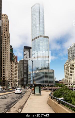 Stati Uniti d'America, Illinois, Chicago, Trump Tower nella nebbia Foto Stock