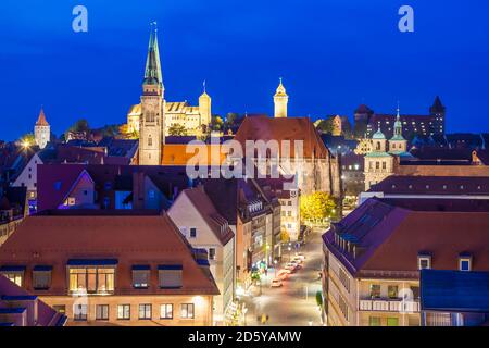 Germania, Baviera, Norimberga, Città Vecchia di notte con il Castello di Norimberga Foto Stock