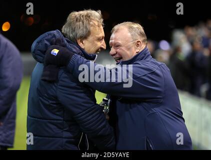 Il responsabile della città di Cardiff Neil Warnock (a sinistra) e Mansfield Town Manager Steve Evans stringe le mani prima del gioco Foto Stock