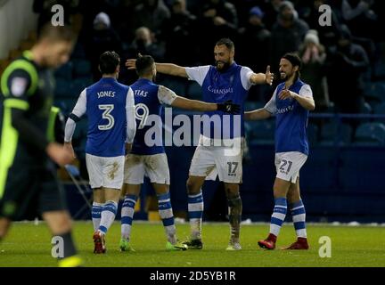 L'ATDHE Nuhiu di Sheffield Wednesday celebra il secondo gol del suo fianco Del gioco con Marco Matias Foto Stock