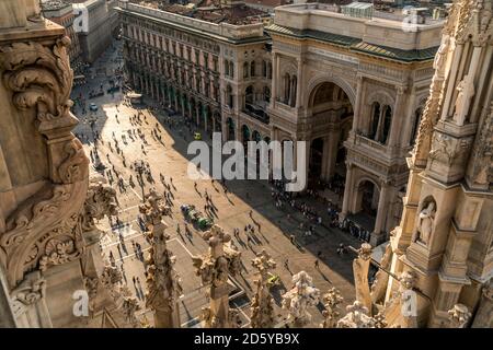Italia, Milano, vista dal tetto del Duomo di Milano a Piazza del Duomo Foto Stock
