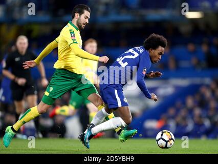 Norwich City's Mario Vrancic (a sinistra) e Chelsea's Willian battaglia per la sfera Foto Stock