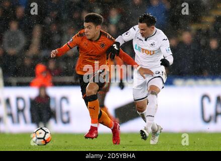 Wolverhampton Wanderers' Morgan Gibbs-White (a sinistra) e il Roque Mesa di Swansea City combatti per la palla Foto Stock