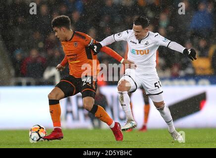 Wolverhampton Wanderers' Morgan Gibbs-White (a sinistra) e il Roque Mesa di Swansea City combatti per la palla Foto Stock