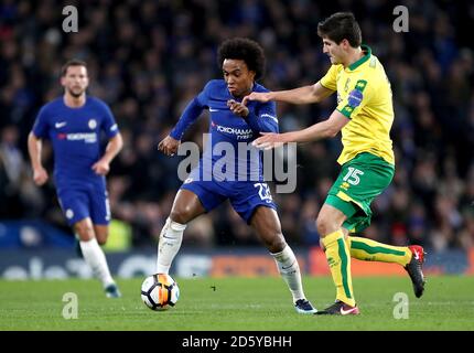 Willian di Chelsea (a sinistra) e la battaglia di Timm Klose di Norwich City la sfera Foto Stock