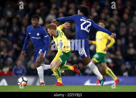 Chelsea's Willian (a sinistra) e Norwich City Harrison Reed battaglia per la sfera Foto Stock