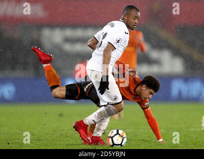 Jordan Ayew (fronte) di Swansea City e Wolverhampton Wanderers' Morgan Gibbs-White combatti per la palla Foto Stock