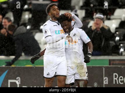 Il Leroy Fer di Swansea City (a sinistra) e Wilfried Bony festeggiano dopo Swansea vince 2-1 Foto Stock