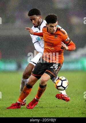 Wolverhampton Wanderers' Morgan Gibbs-White (fronte) e Leroy Fer di Swansea City combatti per la palla Foto Stock