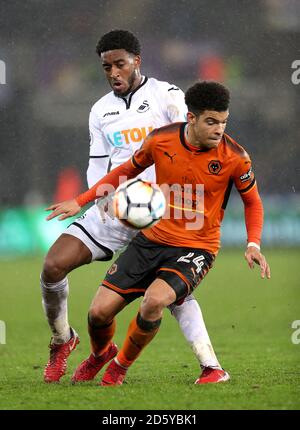 Wolverhampton Wanderers' Morgan Gibbs-White (fronte) e Leroy Fer di Swansea City combatti per la palla Foto Stock