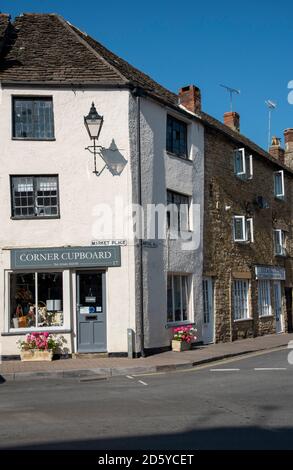 Tetbury, Gloucestershire, Inghilterra, Regno Unito. 2020. Via dello shopping all'angolo tra Market Place e Gumstool Hill nel centro di Tetbury, Gloucestershire Foto Stock