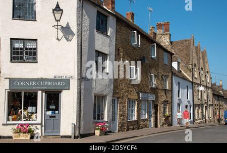 Tetbury, Gloucestershire, Inghilterra, Regno Unito. 2020. Via dello shopping all'angolo tra Market Place e Gumstool Hill nel centro di Tetbury, Gloucestershire Foto Stock