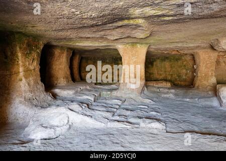 Turchia, Anatolia, Anatolia sudorientale, Provincia di Diyarbak, Sesverenpinar vicino a Ergani, Grotte hilar o Magaralari hilar Foto Stock