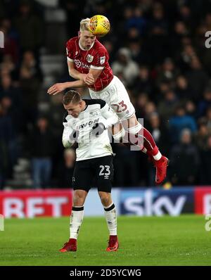 Matej Vydra della contea di Derby (a sinistra) e Hordur Bjorgvin della città di Bristol Magnusson (a destra) battaglia per la palla in aria Foto Stock