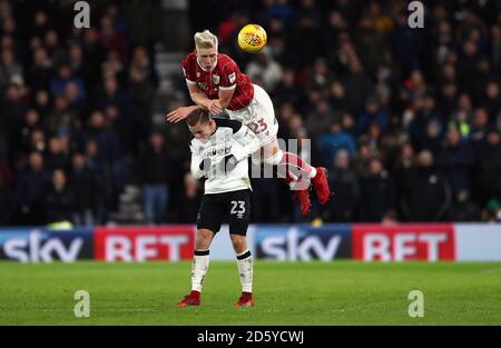 Matej Vydra della contea di Derby (a sinistra) e Hordur Bjorgvin della città di Bristol Magnusson (a destra) battaglia per la palla in aria Foto Stock