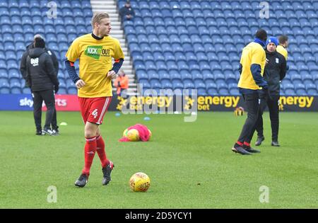 Birmingham City di Marc Roberts si riscalda prima della partita Foto Stock