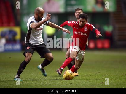 Jay Dasilva di Charlton Athletic (a destra) combatte per il possesso del Palla con le camere Adam di Walsall (a sinistra) Foto Stock