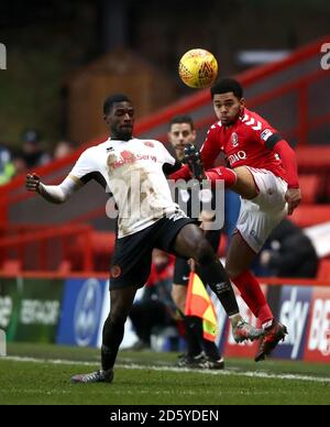 Jay Dasilva di Charlton Athletic, battaglia a destra per il possesso della palla con WalsallÕs Amadou Bakayoko, a sinistra Foto Stock