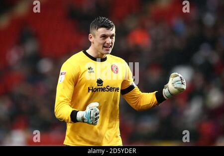 Liam Roberts, portiere di Walsall, celebra il loro obiettivo Foto Stock