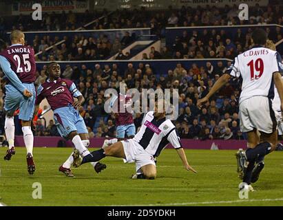 Nigel Reo-Coker di West Ham United segna l'obiettivo di apertura il gioco Foto Stock