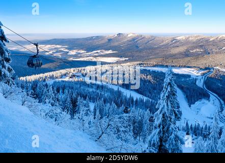 Germania, Baviera, Bayerisch Eisenstein, Foresta Bavarese in inverno, funivia Arber, area sciistica di Great Arber Foto Stock