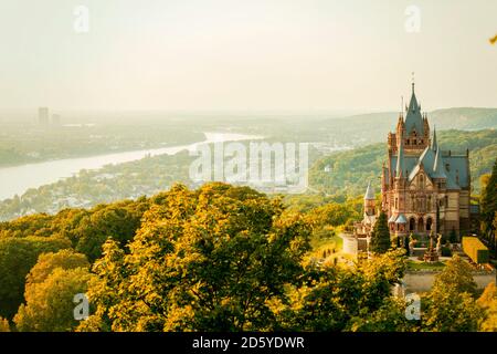 Germania, Bonn, Palazzo Drachenburg, Dragon's Rock in autunno Foto Stock