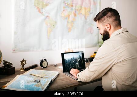 Giovani viaggiatori di pianificazione il suo prossimo viaggio da casa Foto Stock