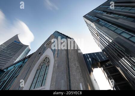 Germania, Lipsia, City-Hochhaus e la chiesa universitaria vista dal basso Foto Stock