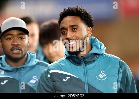 Leroy Fer (centro) di Swansea City arriva allo stadio prima la partita ha inizio Foto Stock