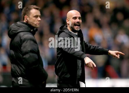 Manchester City manager Pep Guardiola gesti sul perimetro Foto Stock