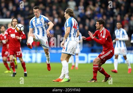 Jonathan Hogg di Huddersfield Town (a sinistra) in azione Foto Stock