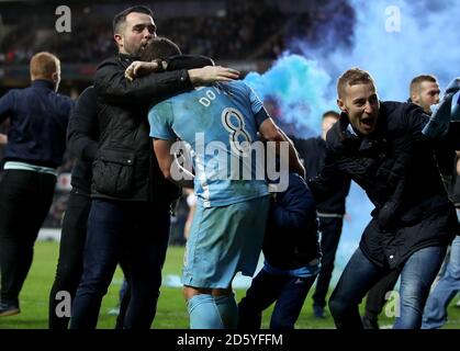 I fan di Coventry City festeggiano con Michael Doyle dopo Maxime Biamou Non visto ha segnato il suo gol lati durante la fa Emirates Coppa quarto turno partita Foto Stock