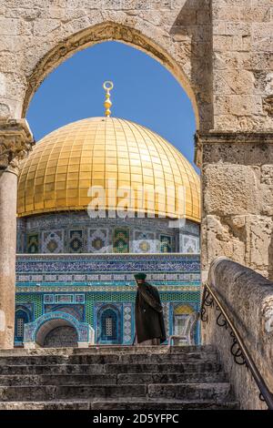 Israele, Gerusalemme, l'uomo in piedi di fronte a Cupola della roccia del monte del tempio Foto Stock